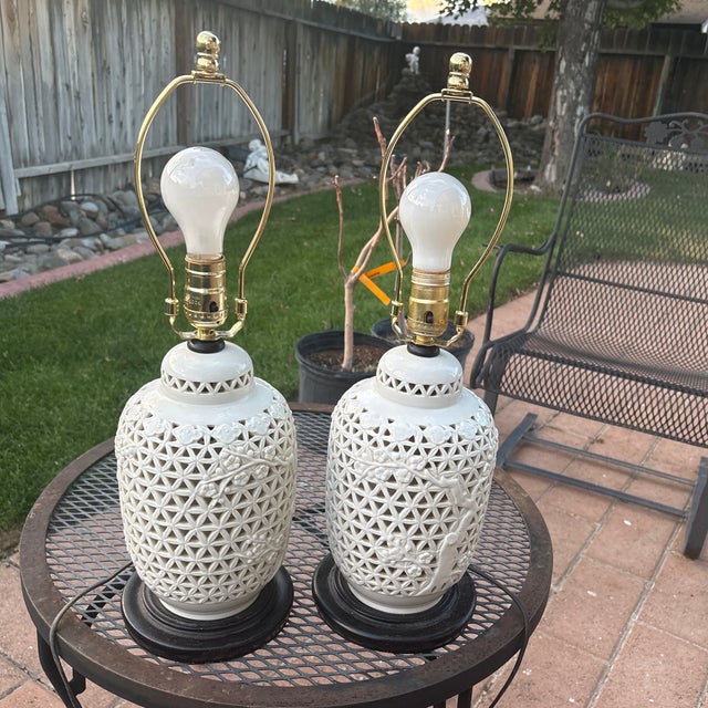 Mid-Century Modern 1950s Seyei Japanese Blanc De Chine Lamps- A Pair For Sale - Image 3 of 4