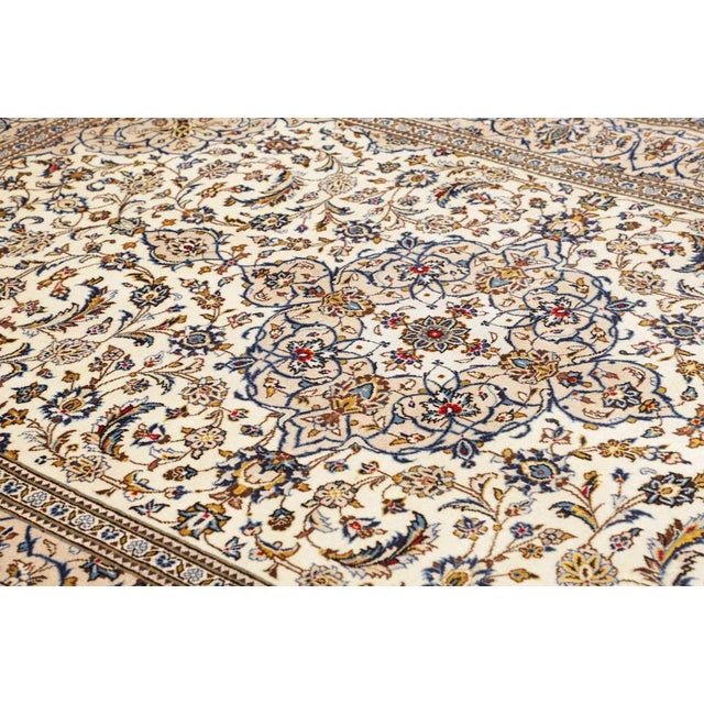 Textile Middle Eastern Rug in Pure Wool For Sale - Image 7 of 11