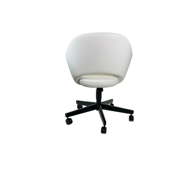 Eero Saarinen Saarinen Executive Armchair in Italian White Leather, Black Swivel Base For Sale - Image 4 of 9