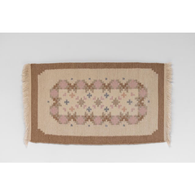 Small Swedish kilim floormat size in neutral earthy tones. Circa 1960. All rugs undergo a professional cleaning process....