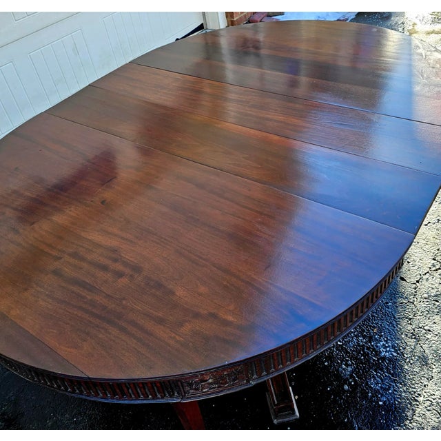 Early 19th Century Antique Early 19th Century Round Pedestal Dining Tables W/Two Leaves For Sale - Image 5 of 11