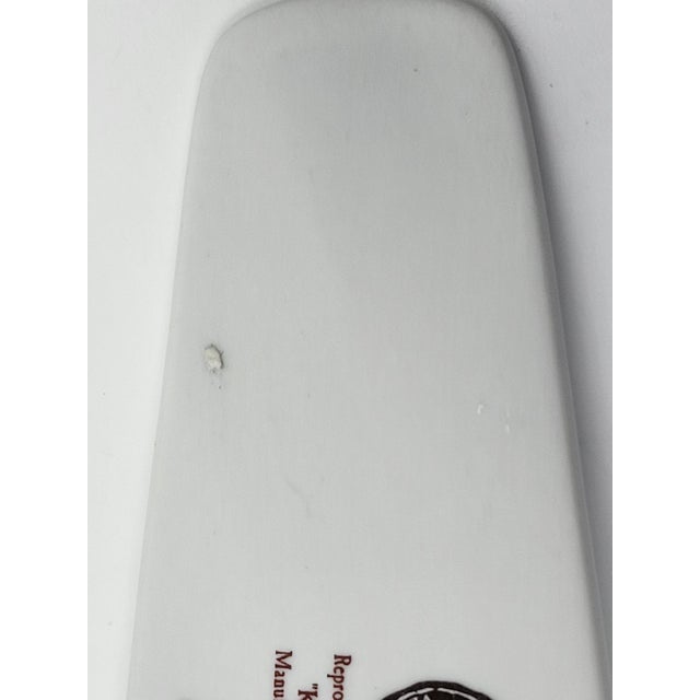 White 18th Century Kakiemon Pie Server from the Lys Royal Factory, France For Sale - Image 8 of 9