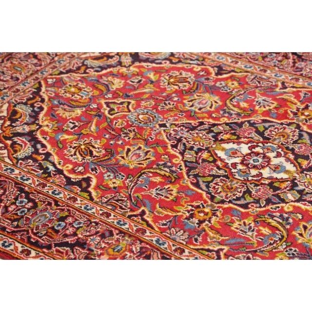 Textile Kashan Rug in Hand-Knotted Wool For Sale - Image 7 of 11