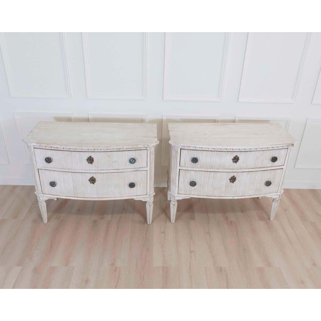 Neoclassical Pair of Italian Painted Neoclassical Commodes, 20th Century For Sale - Image 3 of 8