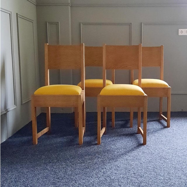 This set of 4 Dutch art deco oak dining chairs dates from the 1920s/1930s. Sober, sleek design. Interior and upholstery of...