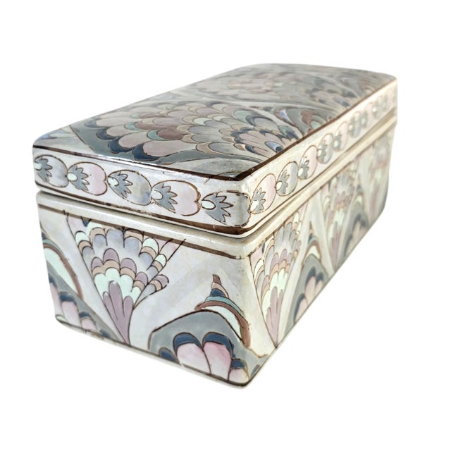 This porcelain trinket box box is made of heavy porcelain. The box design is overlapping peacock feathers in beautiful...