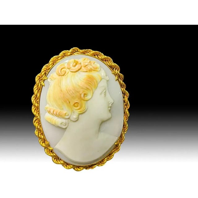 20th Century Oval Pendant in Yellow Gold Cameo in 18k, 1920s For Sale - Image 3 of 10