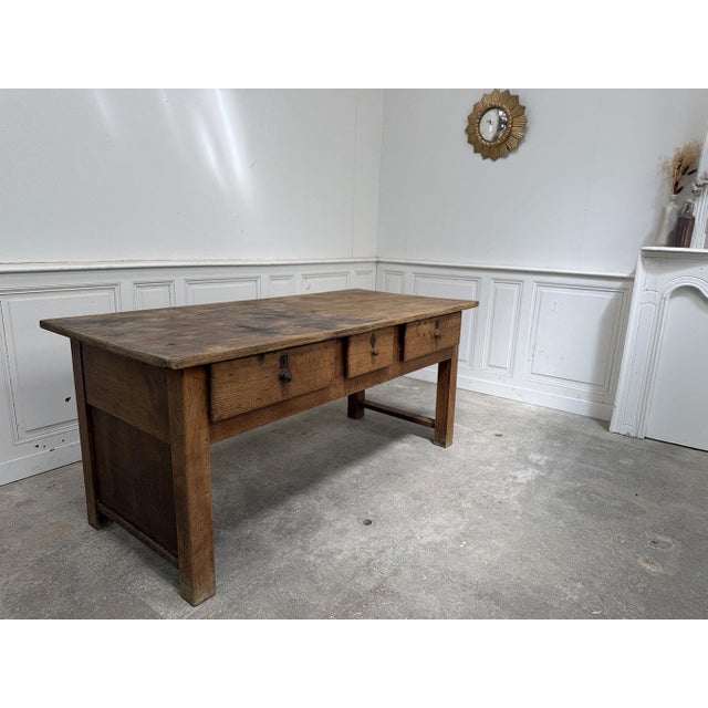 This large workshop workbench from the 1900s is a real gem, and it could also be used as a console table, a display stand...