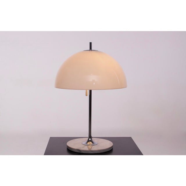 “tulip” lamp base on carrara marble equipped with its white translucent acrylic lampshade. Edition from the 1970s, chain...
