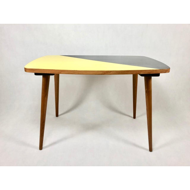 Stolik kawowy produkcji czechosłowackiej pochodzi z lat 60. Całość została wykonana z litego drewna jesionowego. Na blacie...