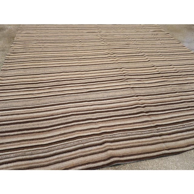 Galerie Shabab Collection Mid-20th Century Handmade Turkish Flatweave Kilim Room Size Carpet For Sale In New York - Image 6 of 8