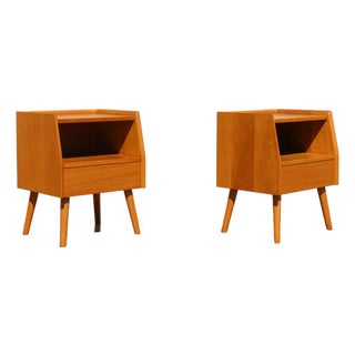 Mid-Century Modern Pair of Maple Nightstands in the Style of Heywood-Wakefield, Circa 1960s For Sale