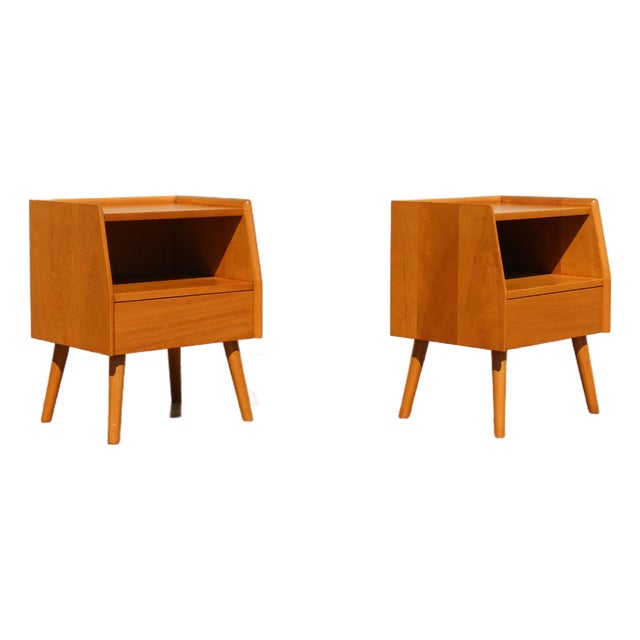 Mid-Century Modern Pair of Maple Nightstands in the Style of Heywood-Wakefield, Circa 1960s For Sale