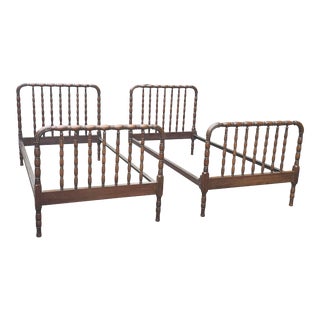 Early 20th Kindel Furniture Foote Reynold Turned Walnut Single Beds, Pair For Sale