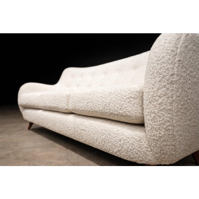 1950s Sofa in Hardwood and Off-White Bouclé by Giuseppe Scapinelli, Brazil, 1950s For Sale - Image 5 of 15