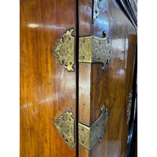 Early 18th Century English Walnut Chest on Chest, Queen Anne Period, Circa 1710–1730 For Sale - Image 4 of 8