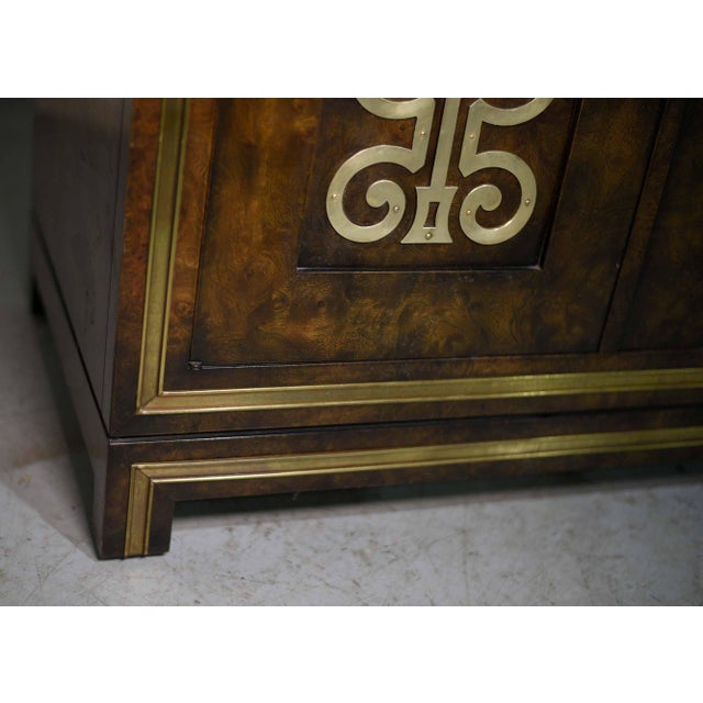 Brown 1970s Vintage Mastercraft William Doezema Burled Amboyna Wood and Brass Curio Display Cabinet For Sale - Image 8 of 11