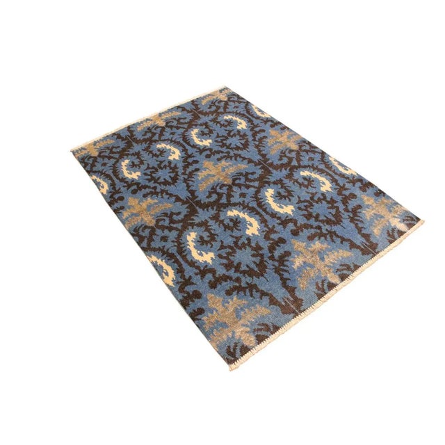 This elegant hand knotted rug features a modern fusion of beauty, with its interlocking geometric and minimalist pattern....