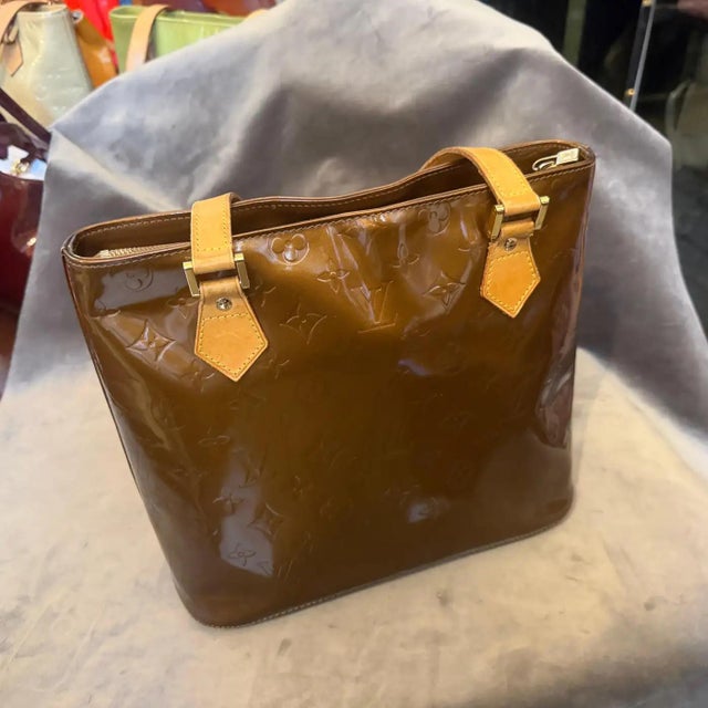 A 2000 Louis Vuitton Brown Patent Leather and Vachetta Houston Shoulder Bag For Sale - Image 13 of 18