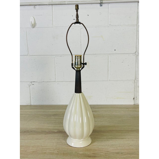 White Vintage 1960s White Ceramic Table Lamp For Sale - Image 8 of 8