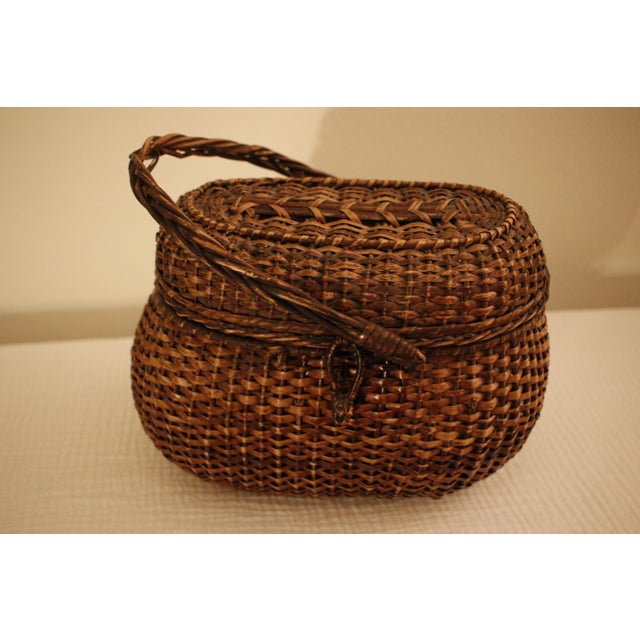 Early 20th Century Antique Amish Kavli Hand-Woven Wicker Lidded Storage Basket For Sale - Image 11 of 16