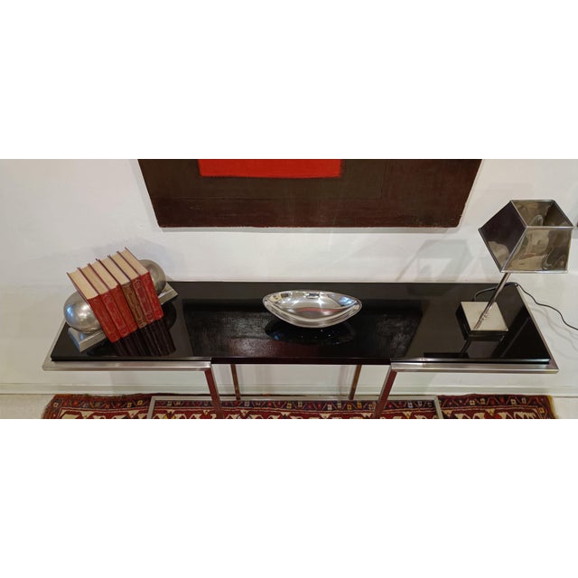 The 80s design console table in vintage satin steel The 80s design console in satin steel is a vintage icon for...