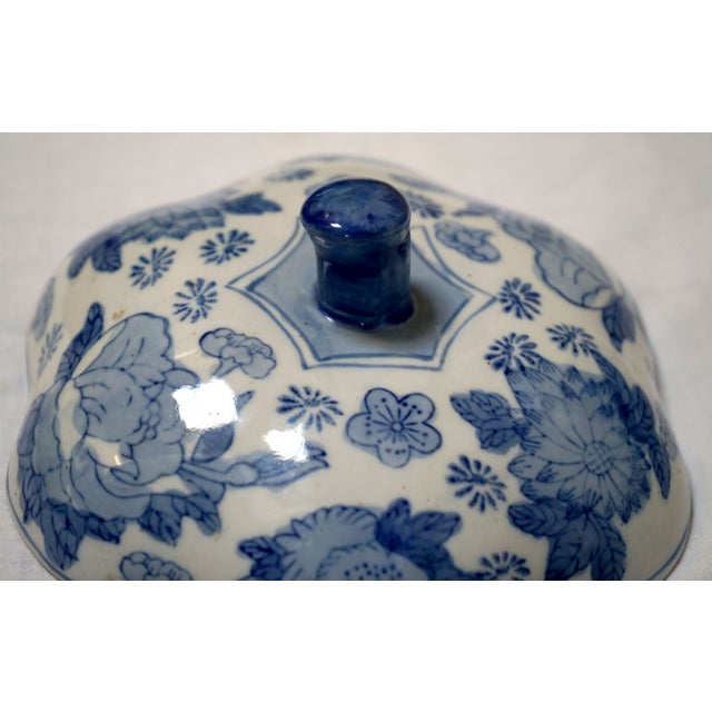Mid 20th Century Chinese Blue and White Ceramic Hexagonal Gourd-Shaped Jar With Lid For Sale In Los Angeles - Image 6 of 9