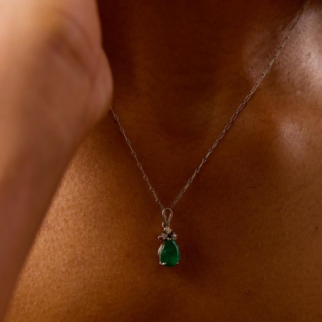 Vintage 1.60 Carat Emerald Diamond 14k White Gold Platinum Necklace For Sale - Image 4 of 7