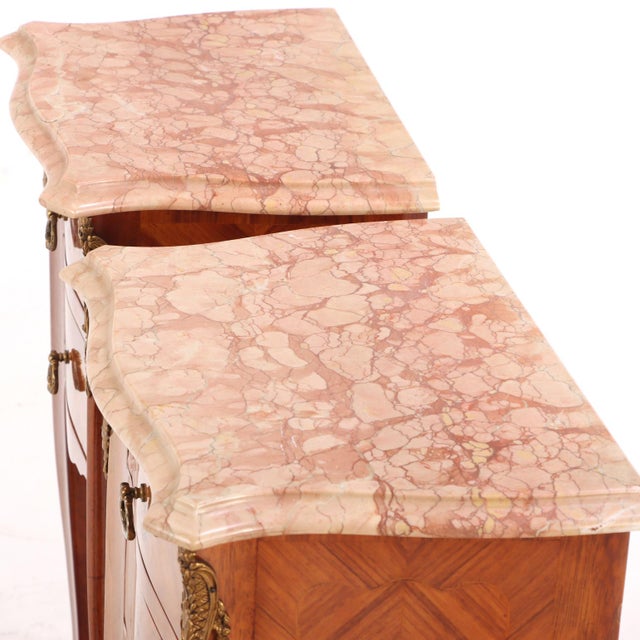 French Pair of French Louis XV Style Bronze-Mounted Marble-Top Nightstands, C. 1950 For Sale - Image 3 of 5