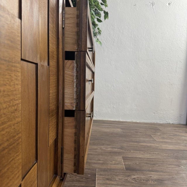 Wood Mid-Century Modern Brutalist-Style Walnut Kroehler Custom Crafter Lowboy Dresser For Sale - Image 7 of 18