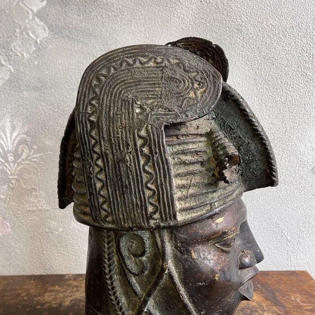 Metal Lost-Wax Head of a Yoruba Oba from the Benin Kingdom, 1950s, Bronze For Sale - Image 7 of 14