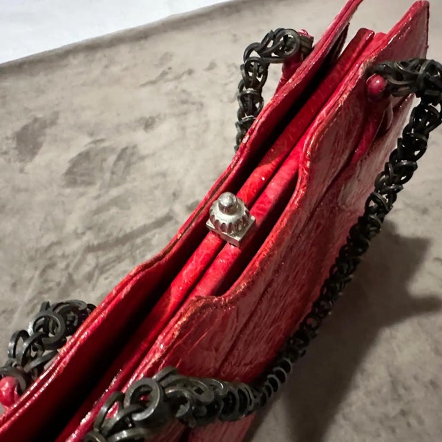 1980s Vintage Red Leather and Black Painted Metal Chain Italian Evening Bag For Sale - Image 4 of 10