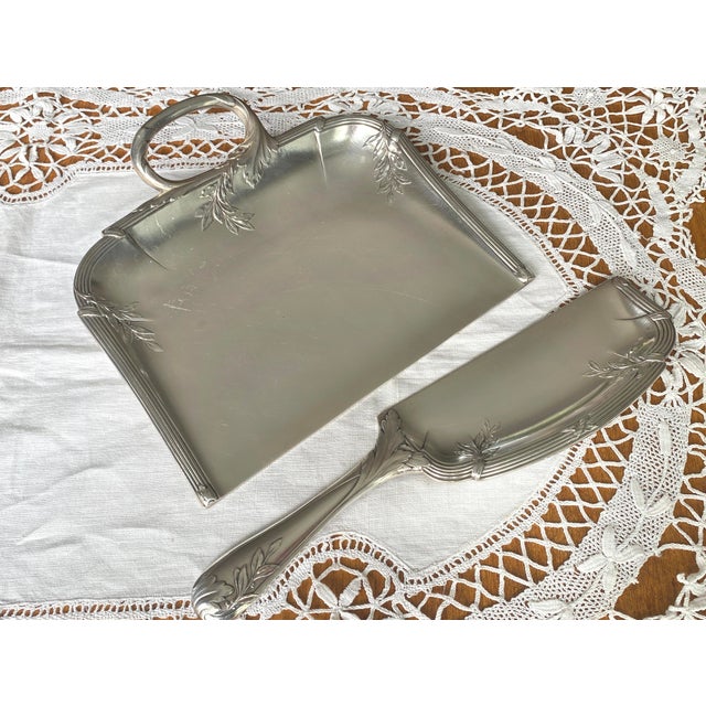 Metal Louis XVI Style Dustpan and Knife in Silver-Plated Metal with Crossed Ribbon Pattern from Christofle Gallia, France, 1900s, Set of 2 For Sale - Image 7 of 8