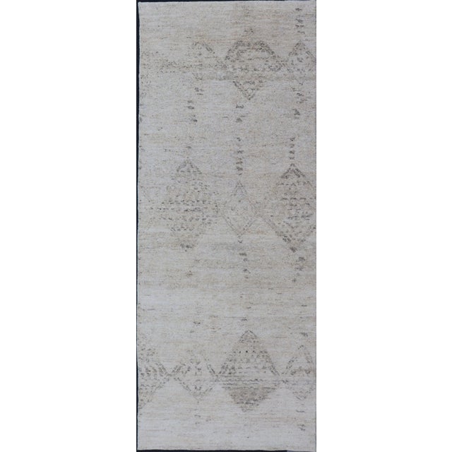 Hand Knotted Neutral Modern Gallery Runner With Tribal Diamond Design in Light Gray For Sale - Image 13 of 13