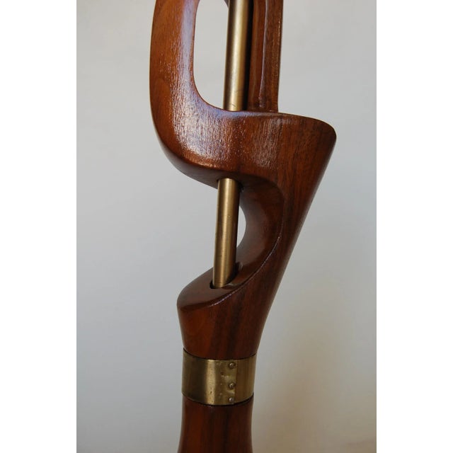 Mid-Century Modern Free-Form Abstract Carved Mahogany Table Lamp W/ Brass Accents by Jascha Heifetz For Sale - Image 3 of 9