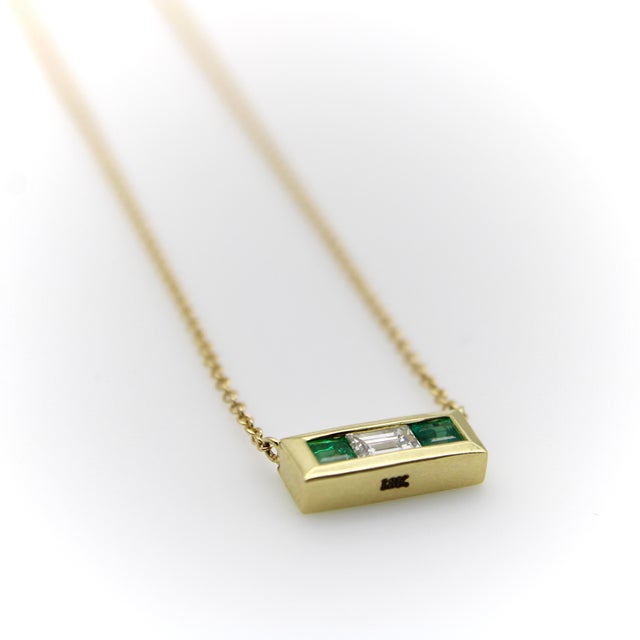 2020s 18k Gold Emerald and Diamond Bar Pendant Necklace For Sale - Image 5 of 8