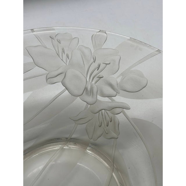 Beautiful vintage 1950's Dorothy Thorpe hand-etched glass hibiscus bowl, signed by the artist. Eras: 1950s Styles: Mid-...