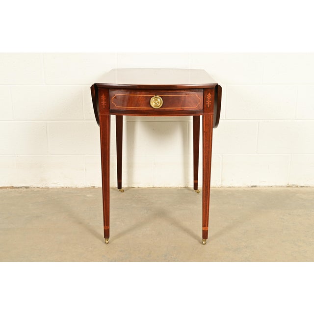 English Baker Furniture Historic Charleston Georgian Inlaid Flame Mahogany Drop Leaf Pembroke Side Table For Sale - Image 3 of 17