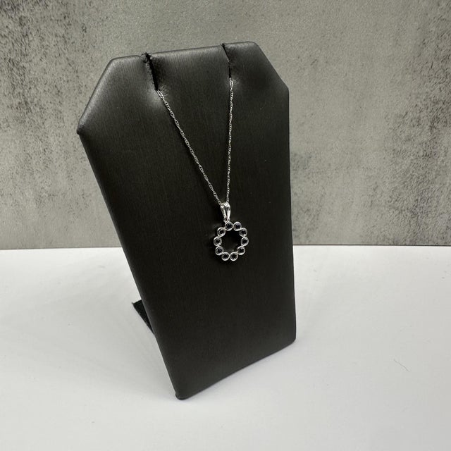 Discover the refined simplicity of this elegant necklace. Featuring a circular pendant composed of interlinked rings, this...