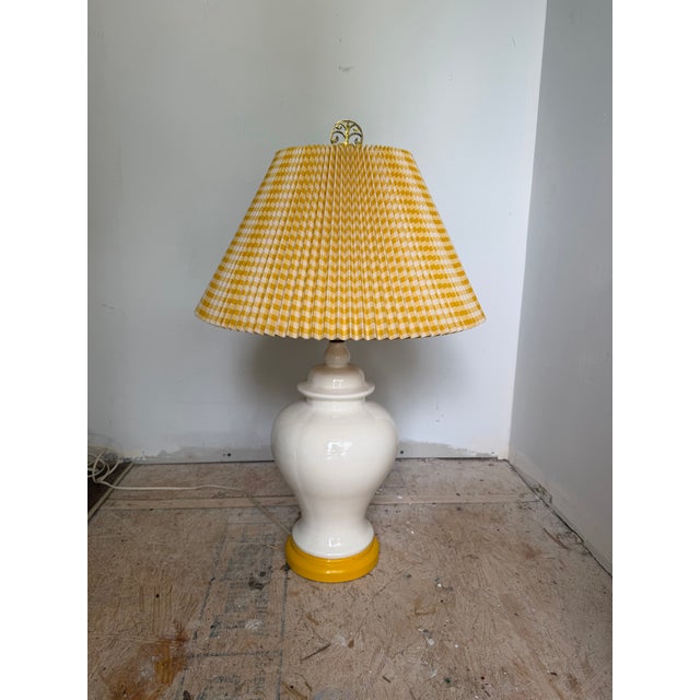 Traditional Vintage Yellow Pleated Ginger Jar Table Lamp For Sale - Image 3 of 7