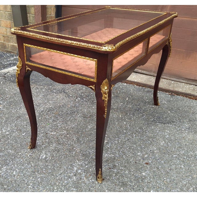 Mid 20th Century Louis XV Style Gilt Bronze Mounted Mahogany Bijouterie or Vitrine Display Table. For Sale - Image 14 of 18