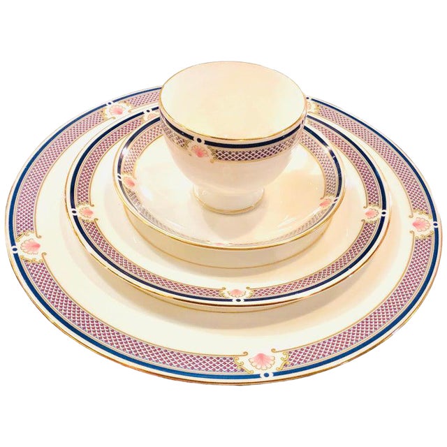 Complete Set of 28 Wedgwood Bone China Waverley Pattern Approximate