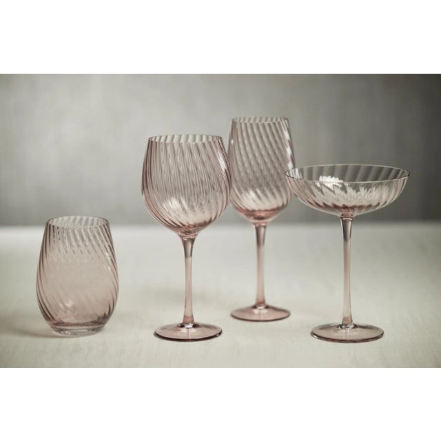 This set consists of four stemless glasses with an elegant design, perfect for enhancing the experience of drinking wine....