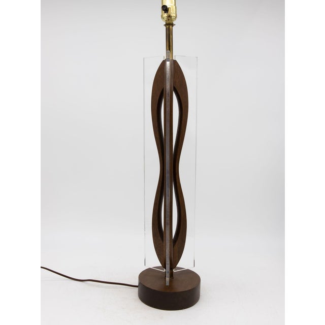 1970s MId Century Modern Wood and Lucite Table Lamp, American Mid 20th C. For Sale - Image 5 of 10