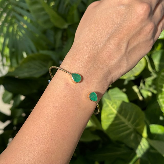 Contemporary Contemporary 2.58ct Pear Emerald Open Cuff Bangle Bracelet in 14k Yellow Gold For Sale - Image 3 of 17