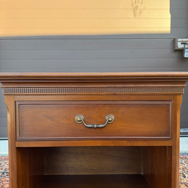 1960s Ethan Allen Georgian Court Chippendale Cherry Nightstand With Drawer (11-5116 Sheffield) For Sale In Philadelphia - Image 6 of 13
