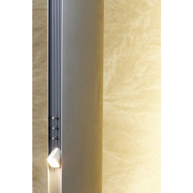 The lamp has three different points of light, one side from end to end, another superior, another direct in the center of...