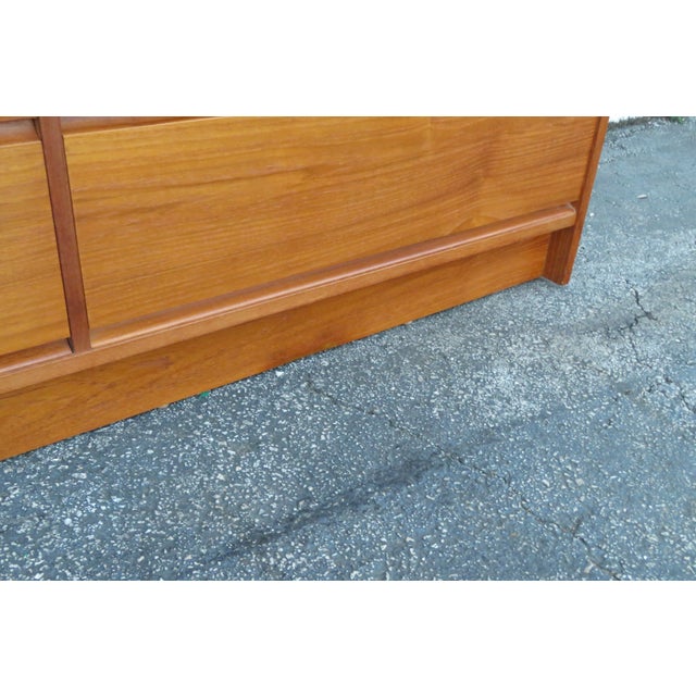 Late 20th Century Danish Modern Mid Century Long Dresser Sideboard Tv Media Console 6203 For Sale - Image 14 of 18