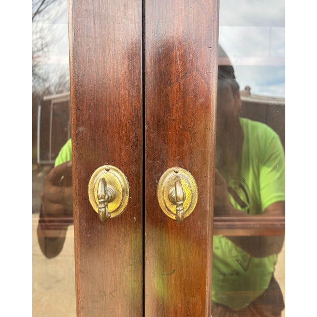 1980s Ethan Allen Breakfront Georgian Court Display Hutch China Cabinet Chippendale For Sale - Image 10 of 16