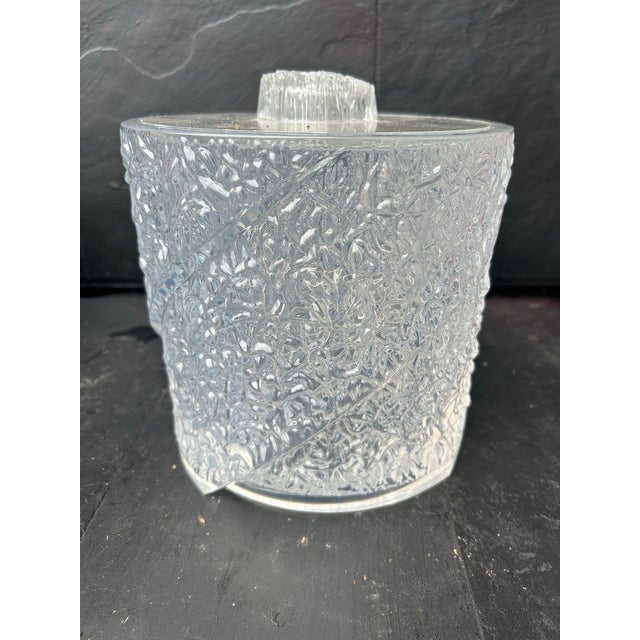 Transparent 1970s Mid-Century Modern Textured "Iceberg" Lucite Ice Bucket – Attributed to Grainware For Sale - Image 8 of 8